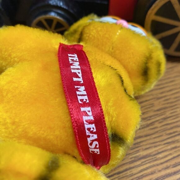 Vintage 1978 Garfield “Tempt Me Please” Plush a grabber Hugger 3 1/2” High - Picture 3 of 7